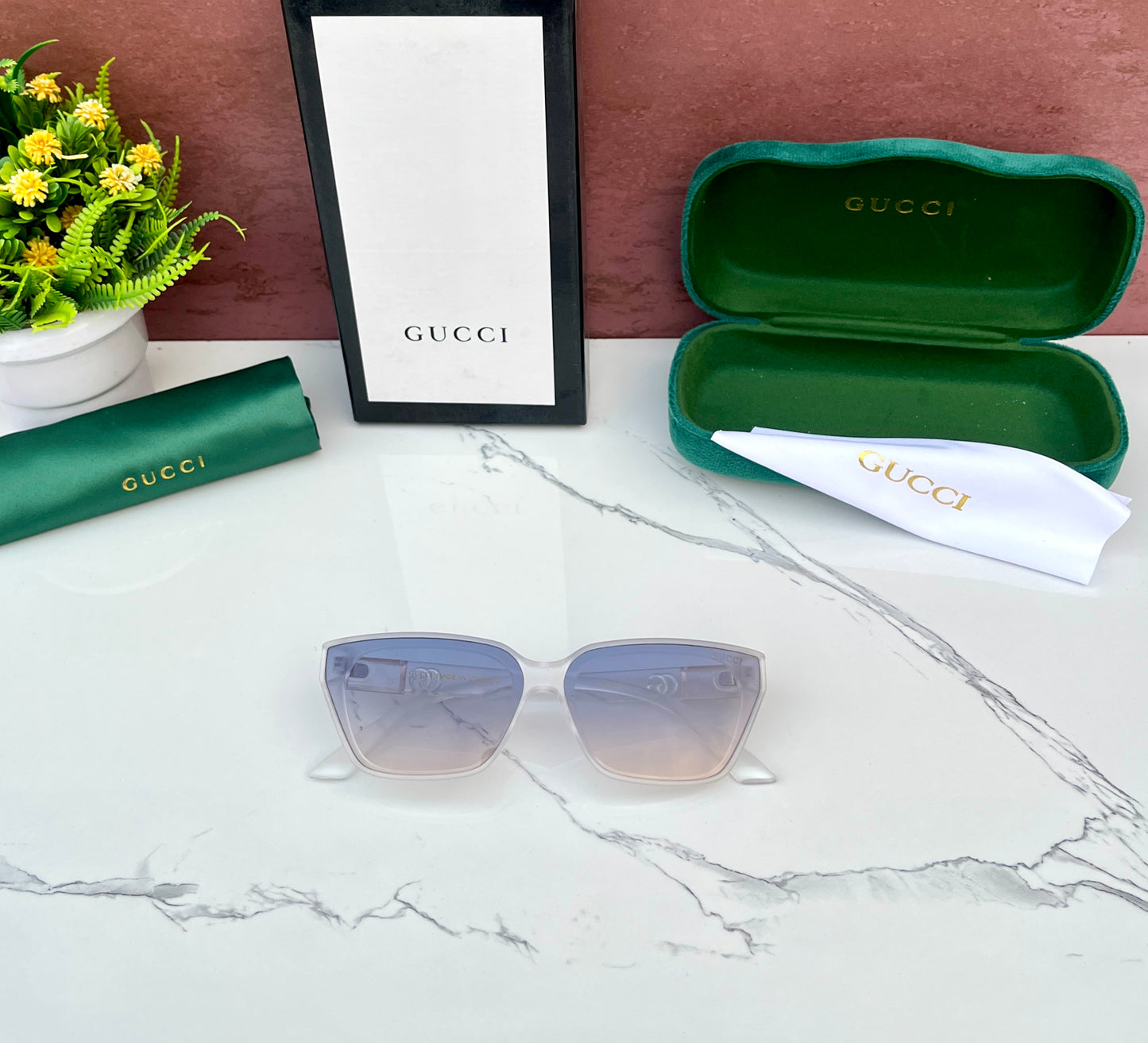 Gucci sunglass