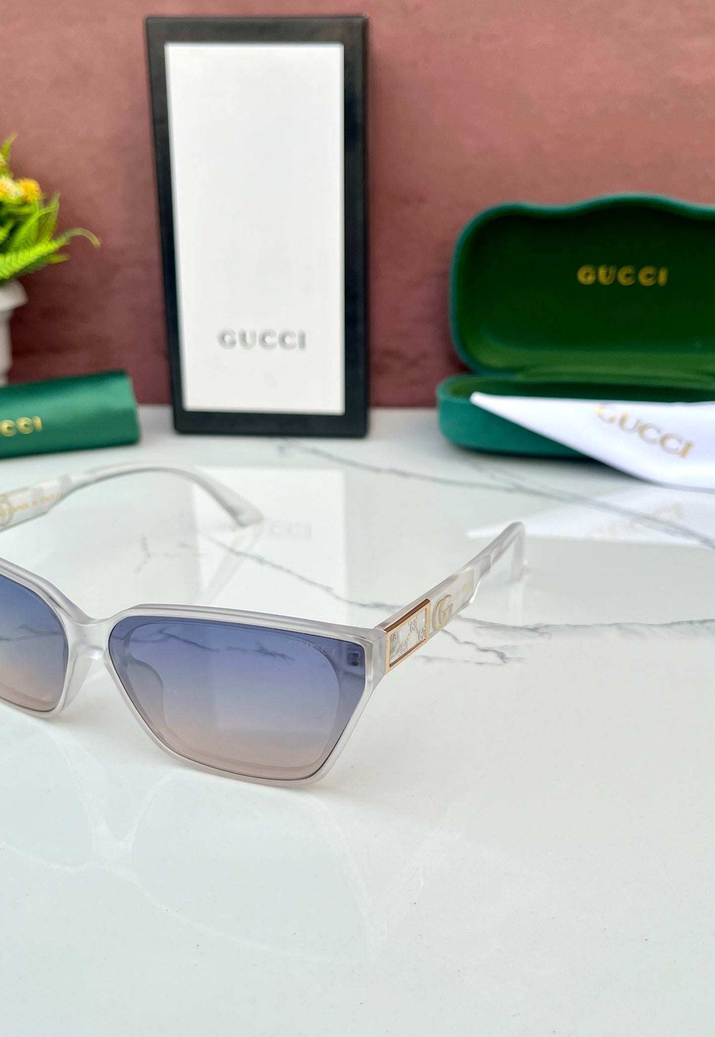 Gucci sunglass