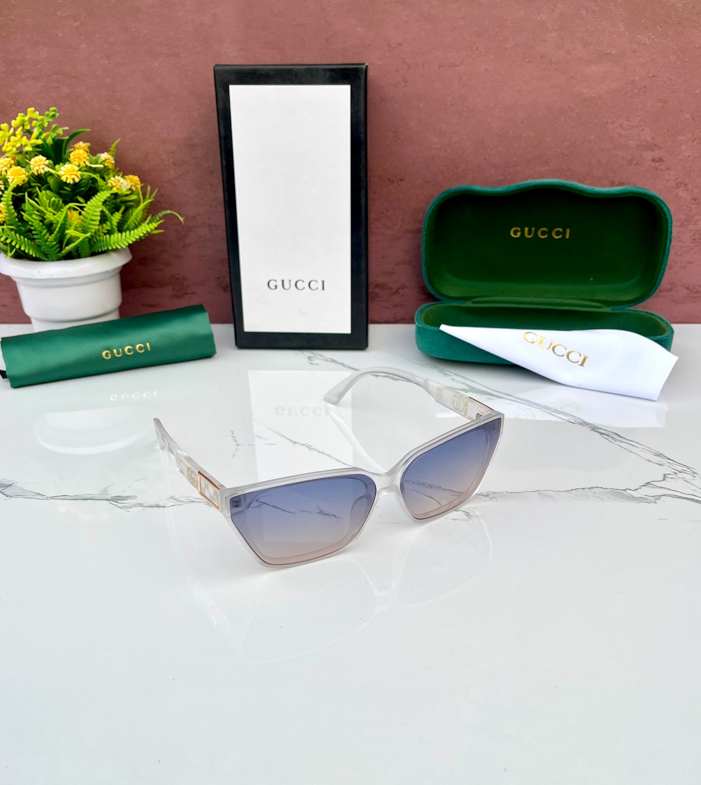 Gucci sunglass