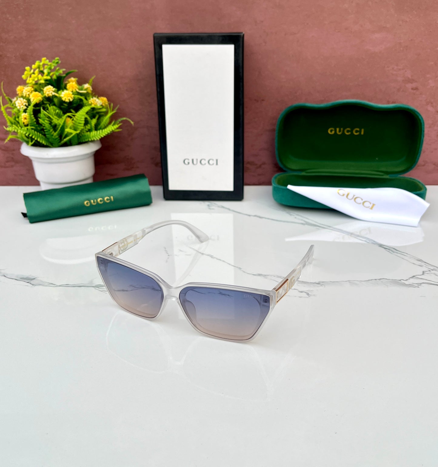 Gucci sunglass